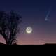 Imagen para el artículo titulado La luna y un cometa de dos colas reunidos en una imagen espectacular